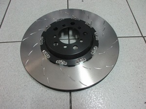 Jeu de 2 disques AV 380X30 rainurés avec montage semi-flottant sur bol et 72 ventilations courbes pour un meilleur refroidissement - 1390.00 HT (montage en lieu et place des disques d'origine sans aucunes modifications)