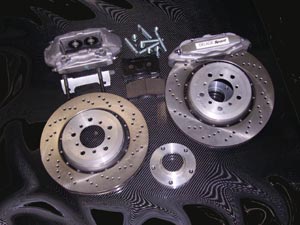 Kit frein AV disques diamètre 345 avec étriers BREMBO, supports étrier, plaquettes HP, boulonnerie avec cales et goujons pour adaptation * UNIQUEMENT AVEC ROUES EN 17