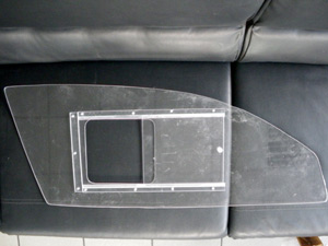 Vitre AV avec trappe polycarbonate - 95.00 € HT