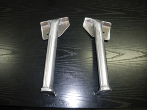 Support de pare choc AV D et G en alu - 2 X 52.00 = 104.00 HT