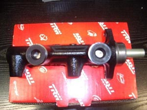 Maître cylindre acier (petit diamètre) double circuit sans assistance - 389.00 HT